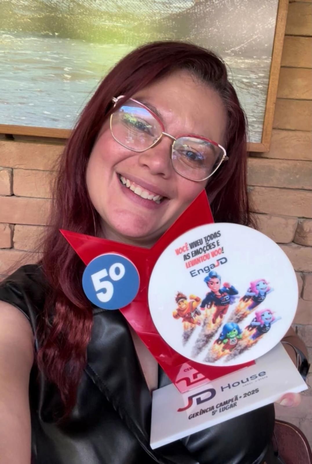 Luana Donatti com troféu de reconhecimento da gerência em 2025