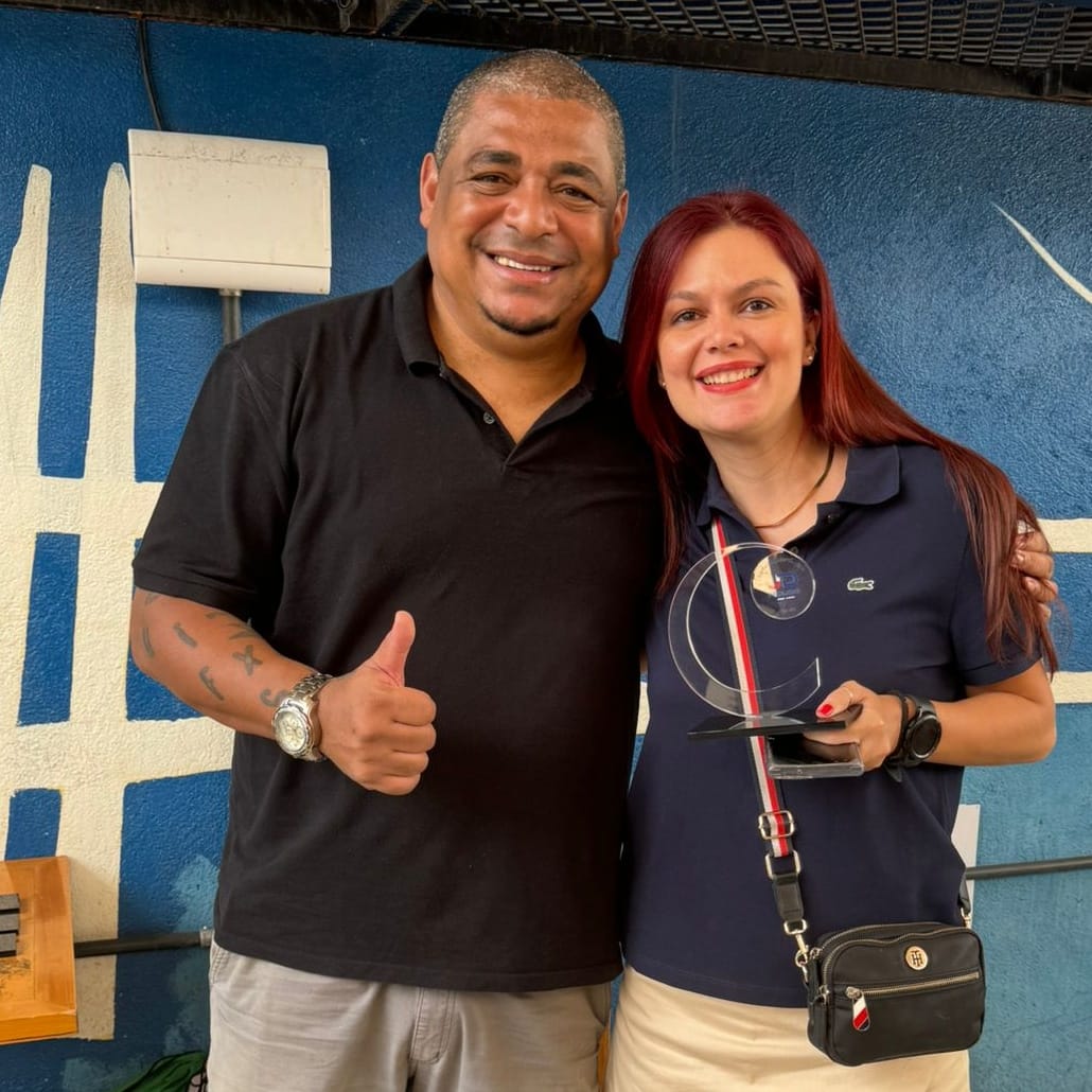 Luana Donatti com um troféu em evento de reconhecimento