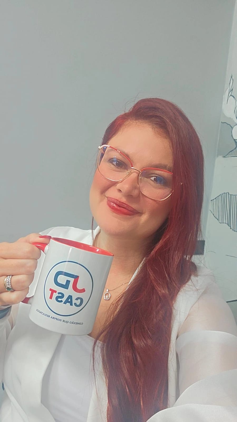 Luana Donatti em ambiente profissional com a identidade da Diálogo