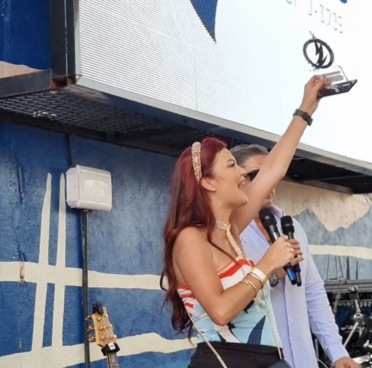 Luana Donatti recebendo um reconhecimento no palco