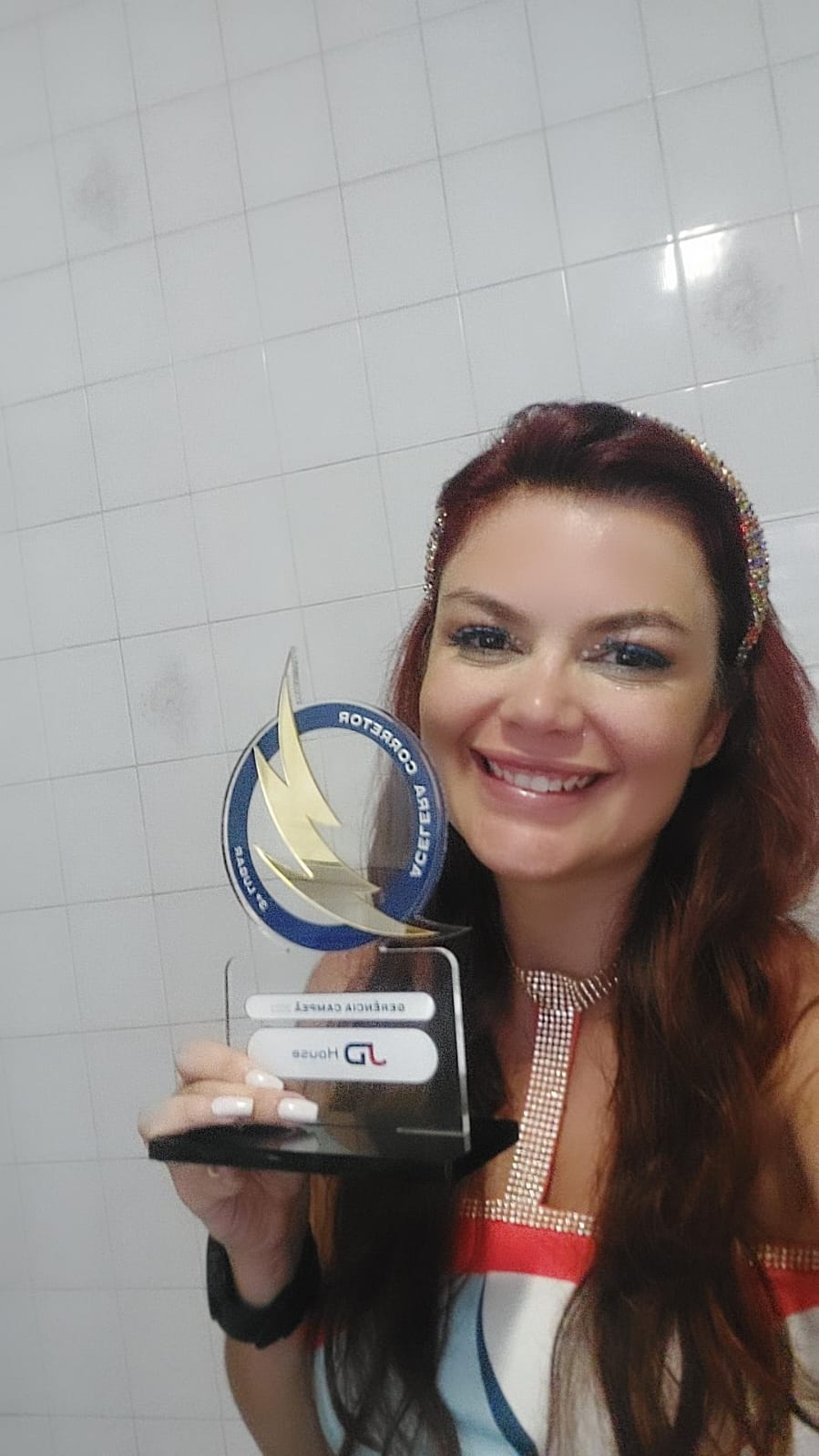 Luana Donatti segurando troféu de gestão